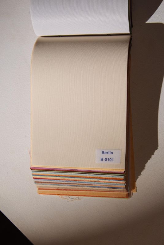 Римські штори DECOLIV з ланцюжковим карнизом Berlin молочний